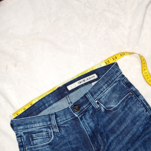 DKNY EUC Dark Denim Acid Wash Cropped Capri Jeans size 2 - Picture 8 of 10